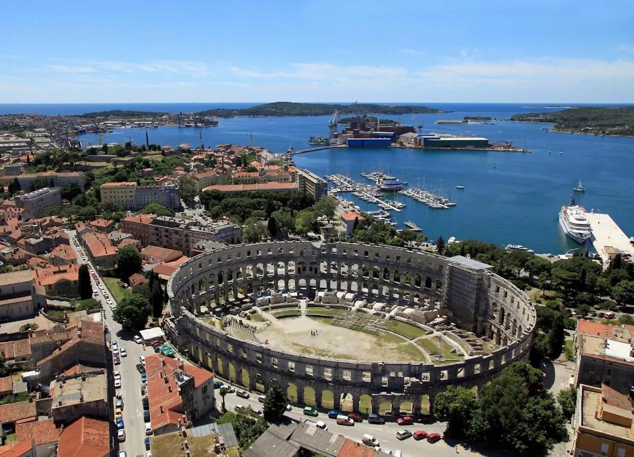 Apartments With A Parking Space Pula - 15582 Croatia